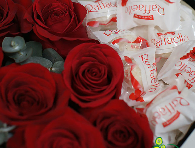 Черное бархатное сердце с красными розами и конфетами "Для тебя" Фото